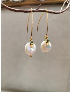 Dangle earrings with a round pearl element, gold leaves and a green bead | PIOU PIOU - 1