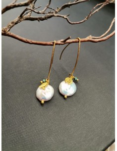Dangle earrings with a round pearl element, gold leaves and a green bead | PIOU PIOU - 1 2