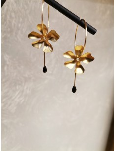 Náušnice kruhy s motivem květu a černým korálkem | PIOU PIOU-1