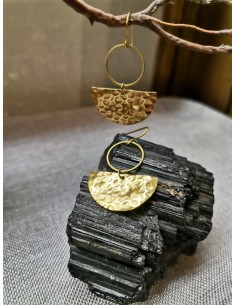 Gold earrings in the shape of a hammered fan with a circle| PIOU PIOU - 1