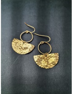 Gold earrings in the shape of a hammered fan with a circle| PIOU PIOU - 1 2