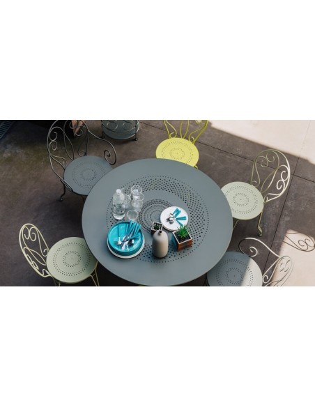 collection-montmartre-de-fermob-table-de-jardin-et-chaise-a-volutes-1--min.jpeg