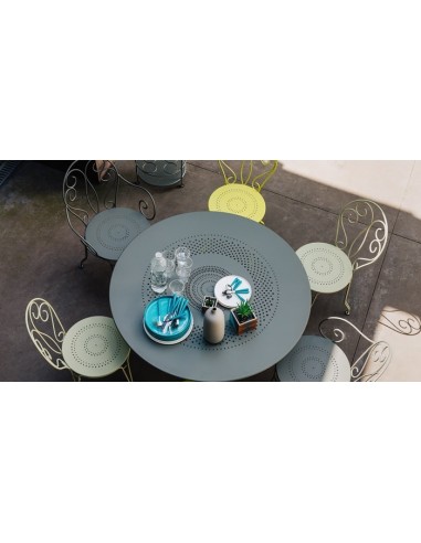 collection-montmartre-de-fermob-table-de-jardin-et-chaise-a-volutes-1--min.jpeg