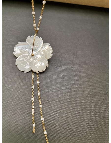 Dlouhý řetízek s perleťovým květem a bílými detaily | PIOU PIOU-2
