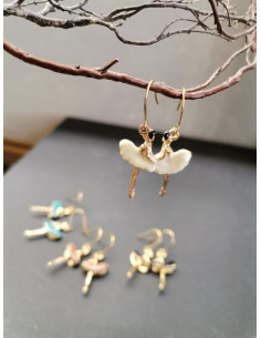 Závěsné náušnice s ověsem baletky, bílé | PIOU PIOU