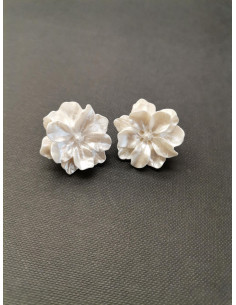 Náušnice - pecky s bílým květem | PIOU PIOU