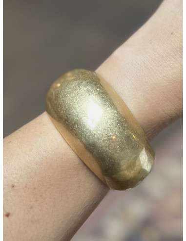 Široký kovový náramek ve zlaté barvě | LORIANE a