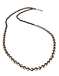 Náhrdelník s kovovými peckami ve zlaté barvě | LORIANE - 1 2