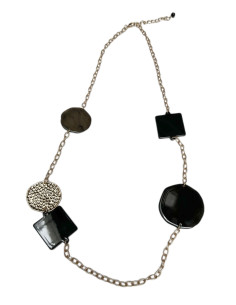 Náhrdelník s ozdobnými a barevnými detaily, černý | LORIANE