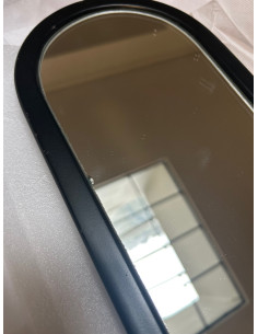 Oválné zrcadlo v kovovém rámu 2