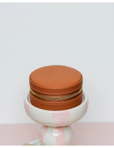 Kulatá cestovní šperkovnice z umělé kůže - camel | MAISON SCARLET