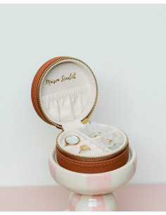 Kulatá cestovní šperkovnice z umělé kůže - camel | MAISON SCARLET 2