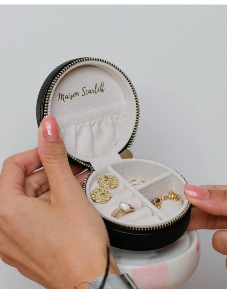 Kulatá cestovní šperkovnice z umělé kůže - camel | MAISON SCARLET b