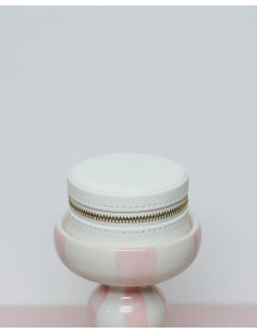 Kulatá cestovní šperkovnice z umělé kůže - bílá | MAISON SCARLET - 1