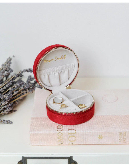 Kulatá cestovní šperkovnice z růžového sametu | MAISON SCARLET d