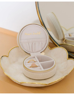 Kulatá cestovní šperkovnice z béžového manžestru | MAISON SCARLET 2