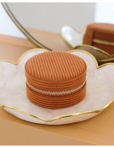 Kulatá cestovní šperkovnice z manšestru v barvě camel | MAISON SCARLET - 1