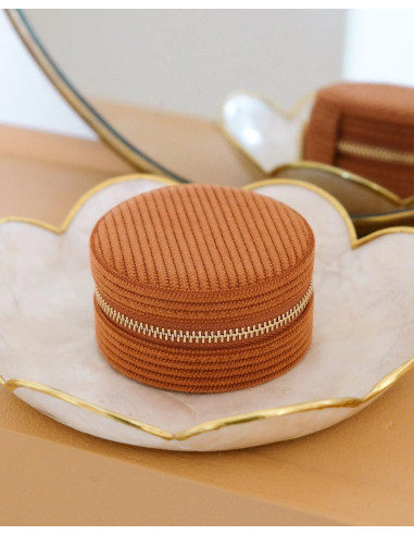 Kulatá cestovní šperkovnice z manšestru v barvě camel | MAISON SCARLET