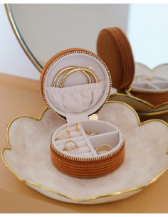 Kulatá cestovní šperkovnice z manšestru v barvě camel | MAISON SCARLET 2