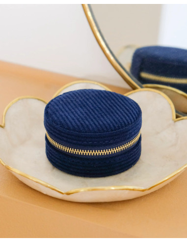 Kulatá cestovní šperkovnice z tmavě modrého manšestru | MAISON SCARLET