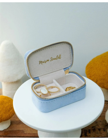 Mini cestovní šperkovnice ze světle modrého sametu | MAISON SCARLET a