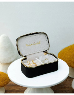 Mini cestovní šperkovnice z černého sametu | MAISON SCARLET 2