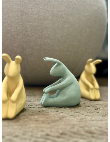 Dekorační figurka - jóga zajíc ve světle zelené...