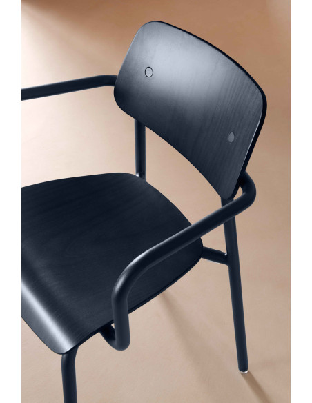 Židle Studie s područkami a dřevěným tónovaným sedákem INDOOR | FERMOB d