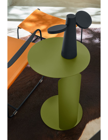 Kovové nízké křeslo Surprising s kůží INDOOR | FERMOB e