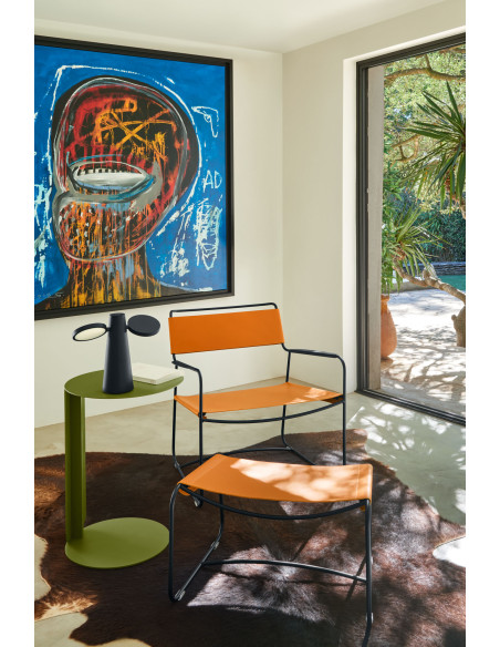 Kovové nízké křeslo Surprising s kůží INDOOR | FERMOB a