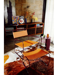 Kovové nízké křeslo Surprising s kůží INDOOR | FERMOB black cherry 2