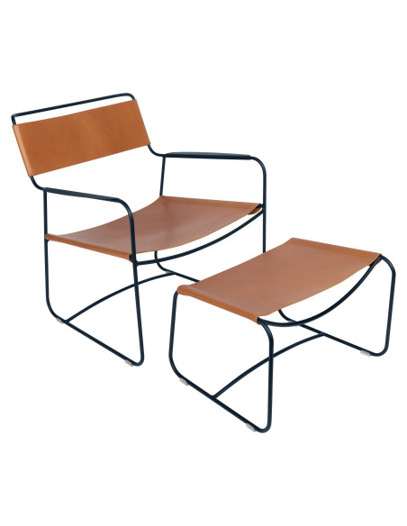 Kovové nízké křeslo Surprising s kůží INDOOR | FERMOB deep blue a