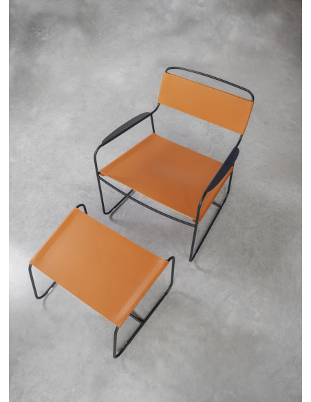 Kovové nízké křeslo Surprising s kůží INDOOR | FERMOB d