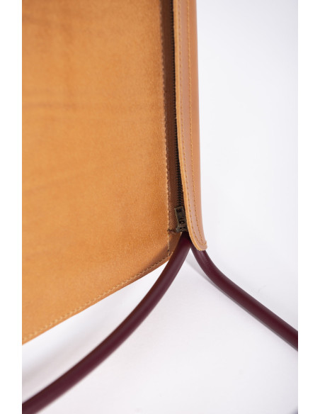 Kovové nízké křeslo Surprising s kůží INDOOR | FERMOB j