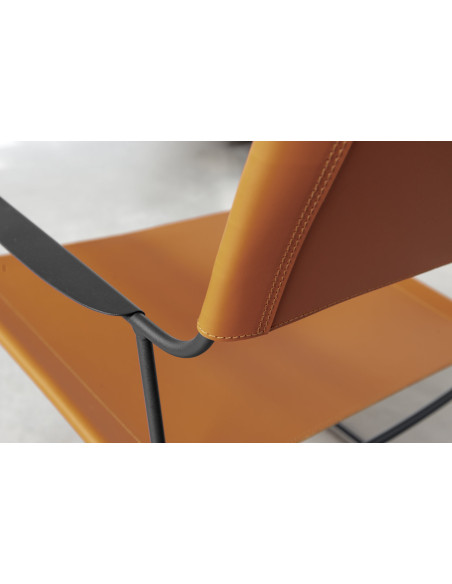 Kovové nízké křeslo Surprising s kůží INDOOR | FERMOB k