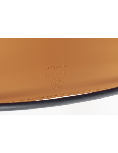 Kovové nízké křeslo Surprising s kůží INDOOR | FERMOB l