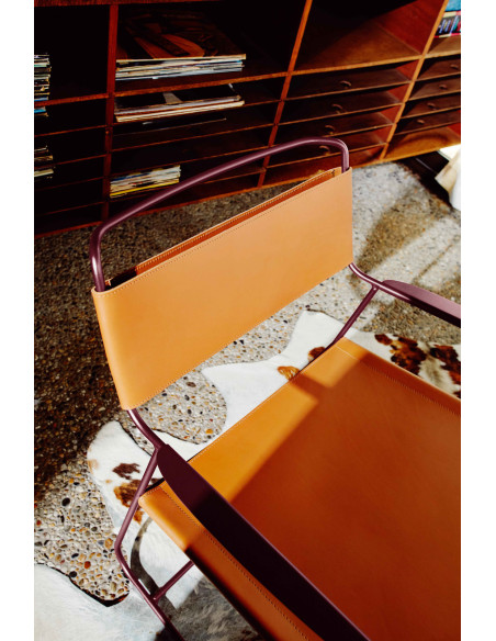 Kovové nízké křeslo Surprising s kůží INDOOR | FERMOB h