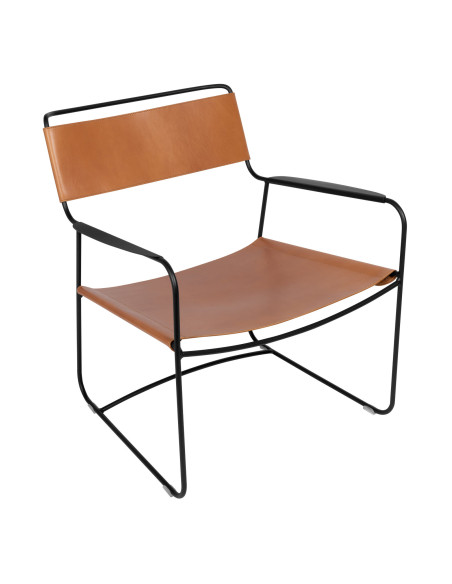 Kovové nízké křeslo Surprising s kůží INDOOR | FERMOB liquorice