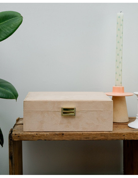 Dvoupatrová šperkovnice z béžového sametu | MAISON SCARLET