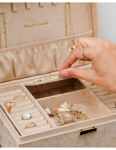 Dvoupatrová šperkovnice z béžového sametu | MAISON SCARLET d