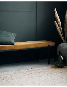 Lavička Lao od House Doctor je elegantní doplněk do interiéru, který spojuje jemnost sametu a lehkost minimalistického designu. 2