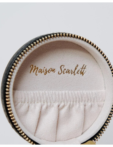 Kulatá cestovní šperkovnice z umělé kůže - bílá | MAISON SCARLET c