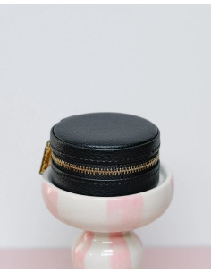 Round travel jewellery box made of artificial leather - black | MAISON SCARLET - 1