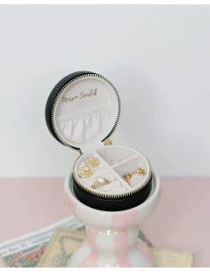 Round travel jewellery box made of artificial leather - black | MAISON SCARLET - 1 2