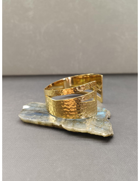 Široký tepaný náramek, zlatý | PIOU PIOU a