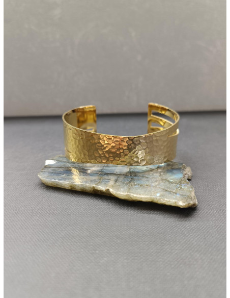 Široký tepaný náramek, zlatý | PIOU PIOU