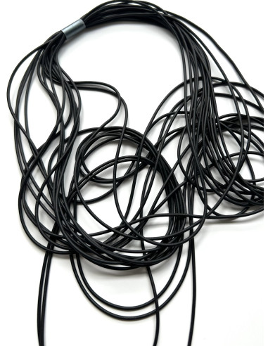 Víceřadý náhrdelník v černé barvě | KLÉO PARIS a