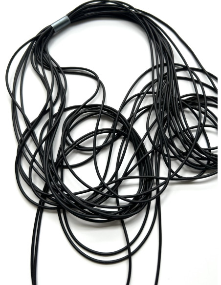 Víceřadý náhrdelník v černé barvě | KLÉO PARIS a