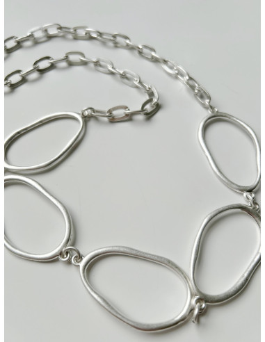 Náhrdelník řetízkový s ozdobnými oky ve stříbrné barvě | LORIANE a