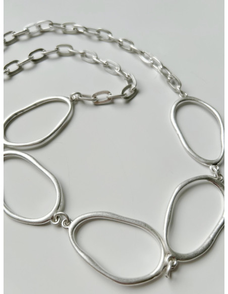 Náhrdelník řetízkový s ozdobnými oky ve stříbrné barvě | LORIANE a